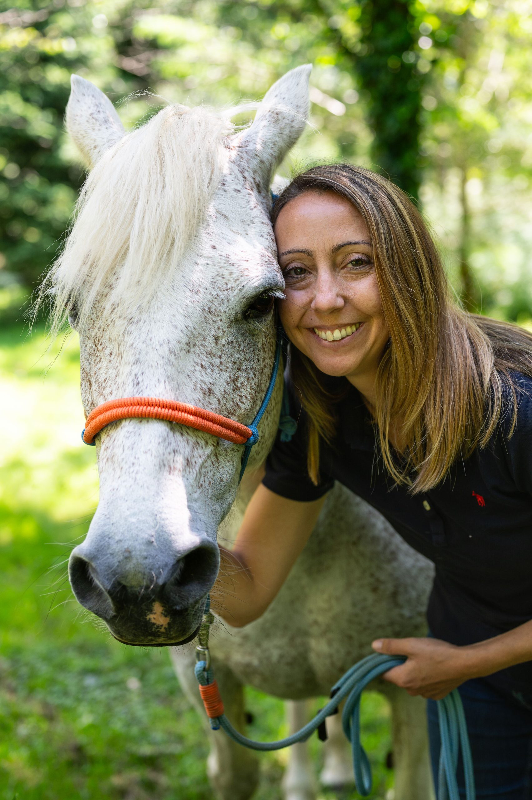 Rozenn en complicité avec son cheval gris
