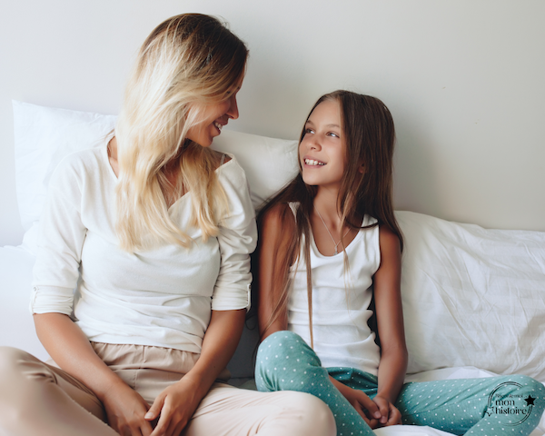 Mère et sa fille partageant un moment de complicité